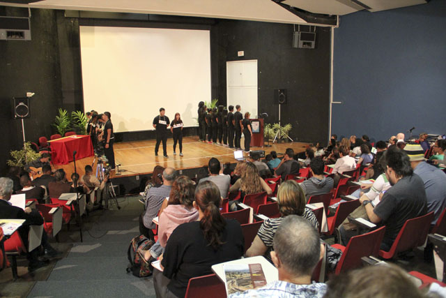 obra teatral por estudiantes de la UHS