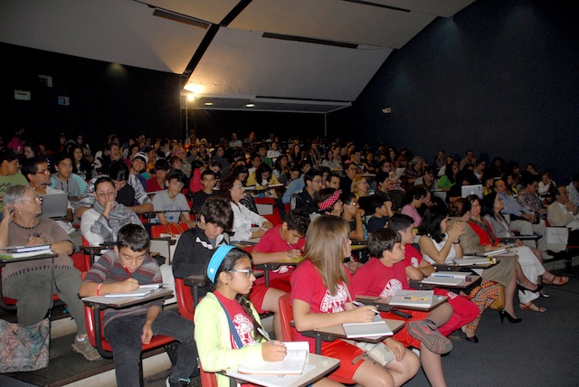 obra teatral por estudiantes de la UHS